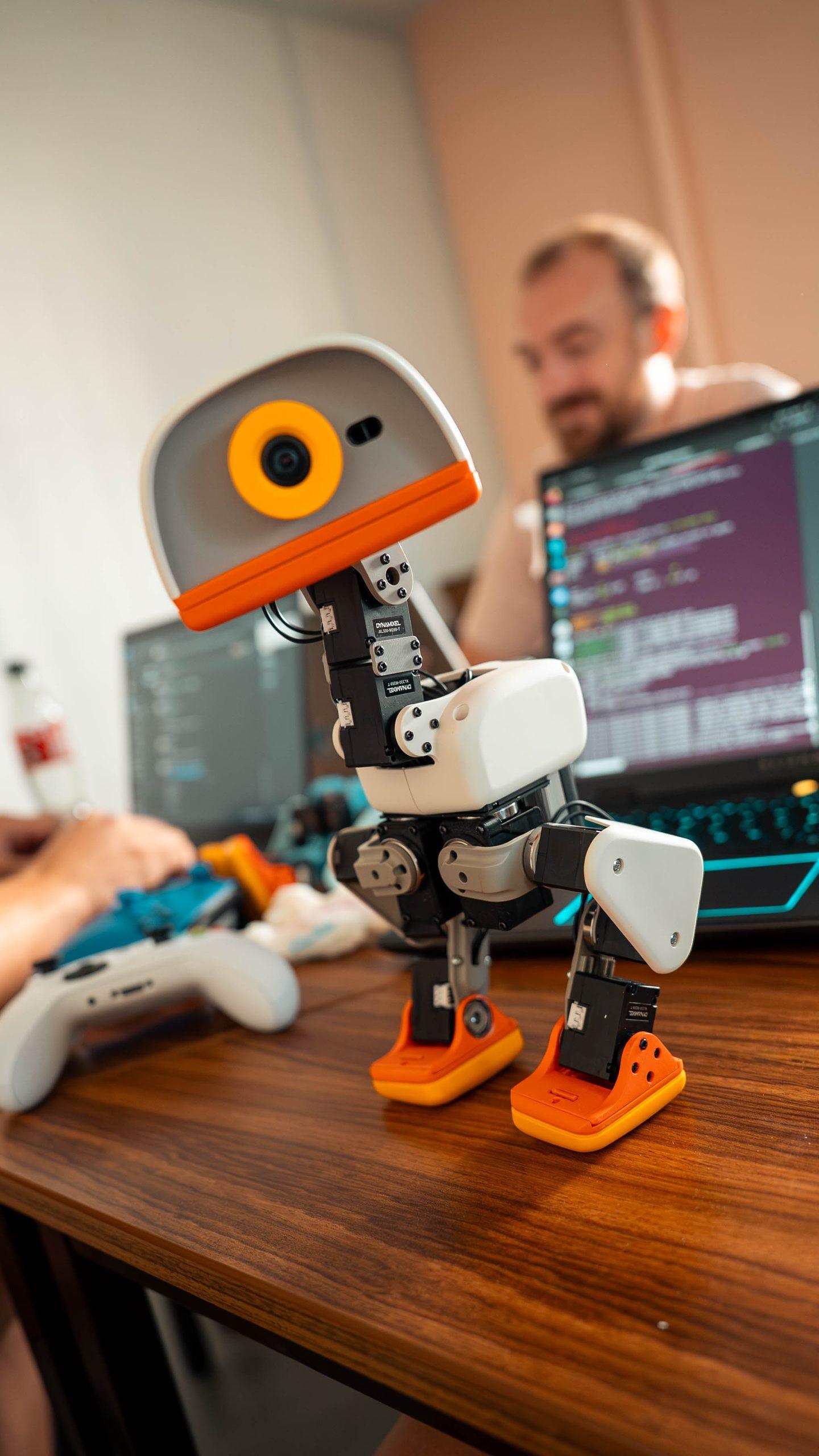 Robots-Blog | Microduck: Diese kleine Roboter-Ente lernt das Laufen Robots-Blog | Microduck: Diese kleine Roboter-Ente lernt das Laufen
